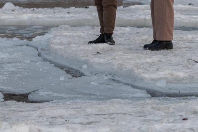 Во Владивостоке спасены две девушки, застрявшие на льдине