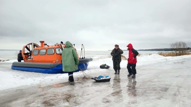 Рыбаков спасли с дрейфующих льдин в Ленинградской области