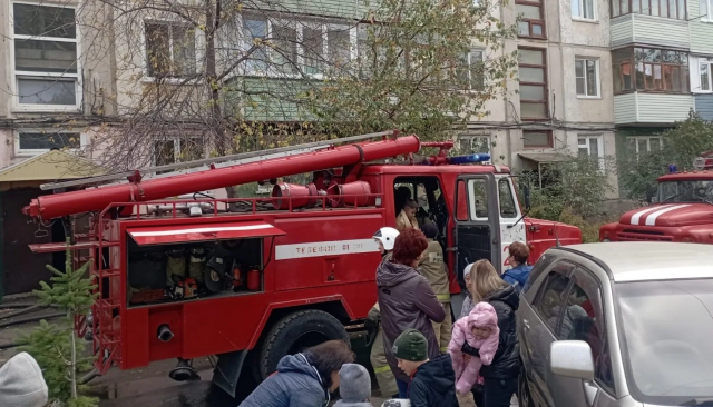 Прохожие в Красноярске спасли двоих детей из горящей машины