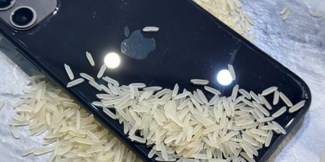 Советы экспертов по спасению замоченного в воде телефона: забудьте о трюке с рисом