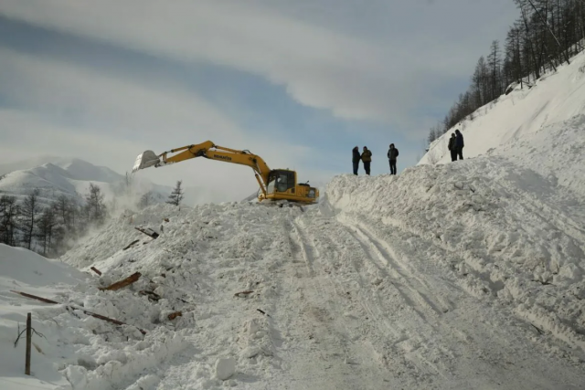 Сход лавины на Колыме привёл к перекрытию трассы