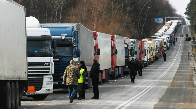 Пробка из нескольких сотен грузовиков образовалась на границы России и Казахстана