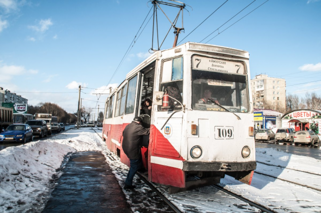 Водитель трамвая скончался в Омске во время управления транспортом
