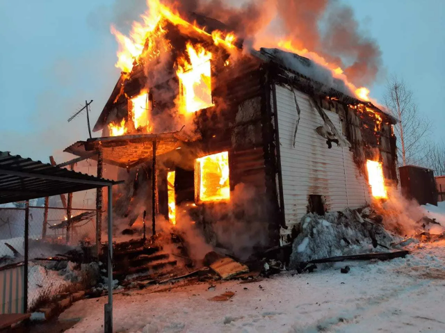Житель Норильска скончался во время пожара в доме
