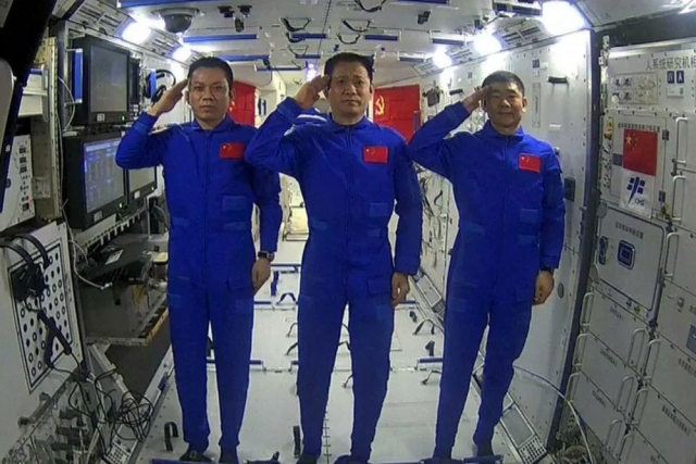 Космонавты из Китая совершили выход в открытый космос