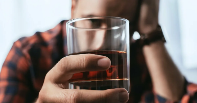Диетолог напомнила о вреде алкоголя натощак