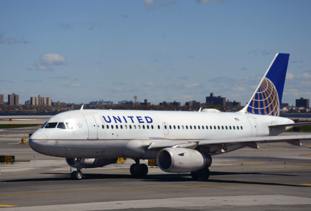 Пассажир United Airlines подал в суд на компанию за расизм