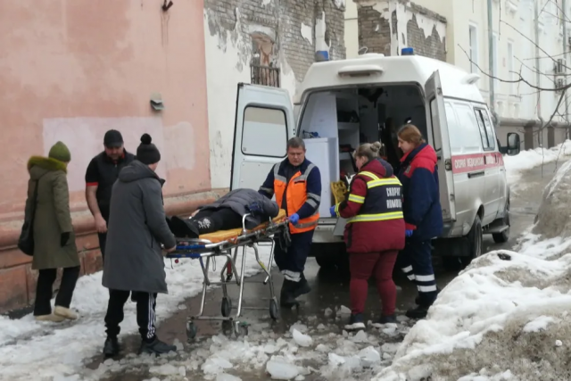Школьник в Нижегородской области пострадал от падения на него льда с крыши дома