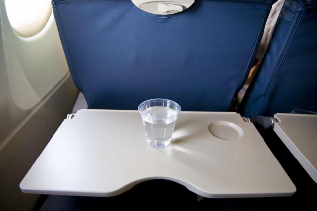 Стюардесса рассказала, чем опасны откидные столики в самолёте