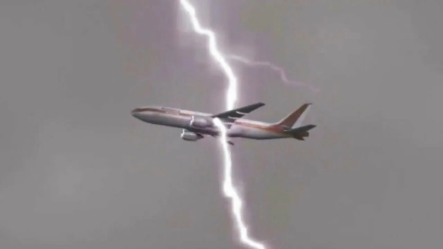 В самолет, следовавший из Бухареста в Кишинев, во время полета ударила молния
