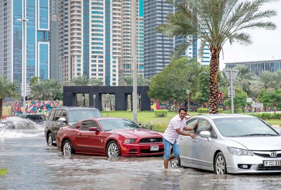 Дороги и метро затоплены в Дубае из-за проливных дождей