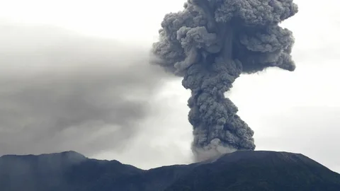 Из-за извержения вулкана в Индонезии эвакуированы более 12 тыс. человек