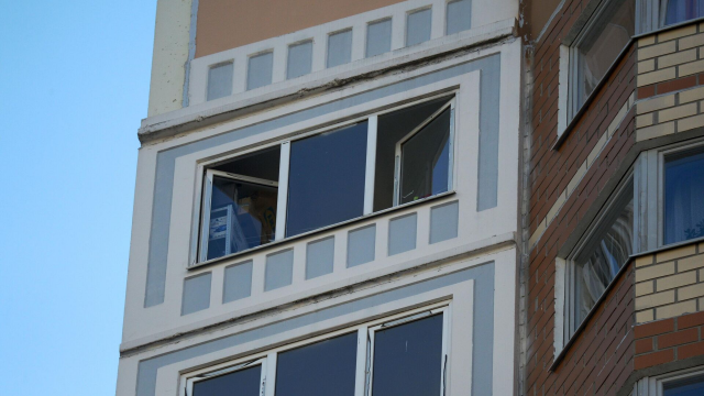 Жительница в Москве серьёзно пострадала, сорвавшись с 3 этажа при мытье окон в квартире
