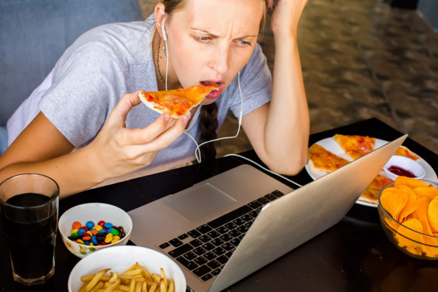 Рекомендации от диетолога о том, как не переедать во время стресса