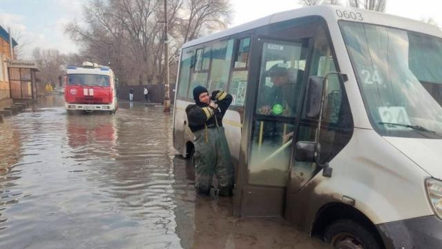 В Оренбургской области началась эвакуация людей из-за прорыва дамбы