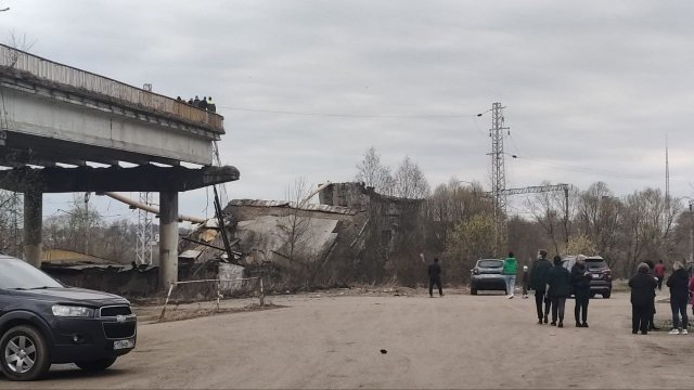 Обрушение моста в Смоленской области привело к остановке движения поездов