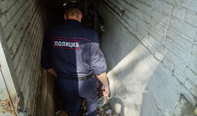 Дело возбуждено по факту проживания детей в подвале дома в Петербурге