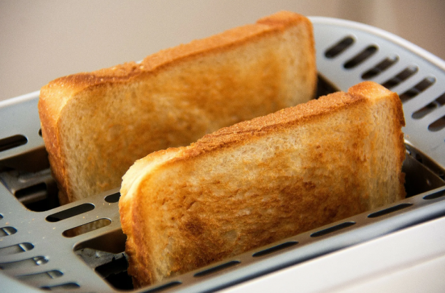 Белый хлеб назван одним из наименее полезных составляющих завтрака