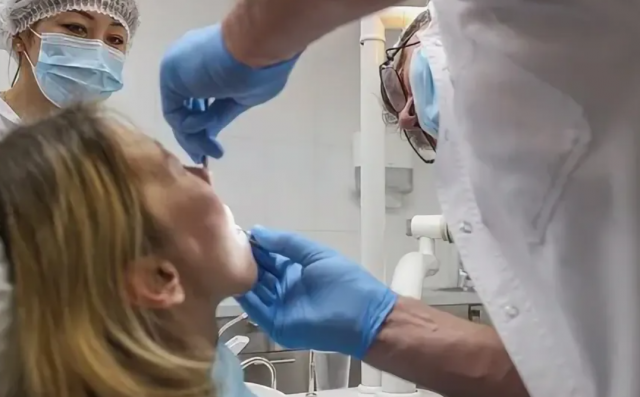 Эксперт-стоматолог предостерег от ожогов во рту от электронных сигарет