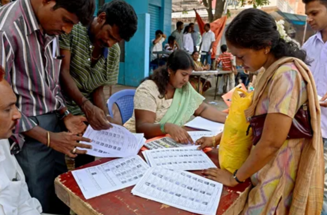Самые крупные в мире выборы начались в Индии