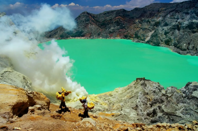 Туристка в Индонезии скончалась, упав в кратер вулкана