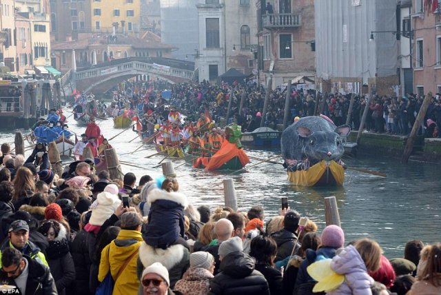 Жители Венеции возмущены борьбой с наплывом туристов и устроили стычки с полицией