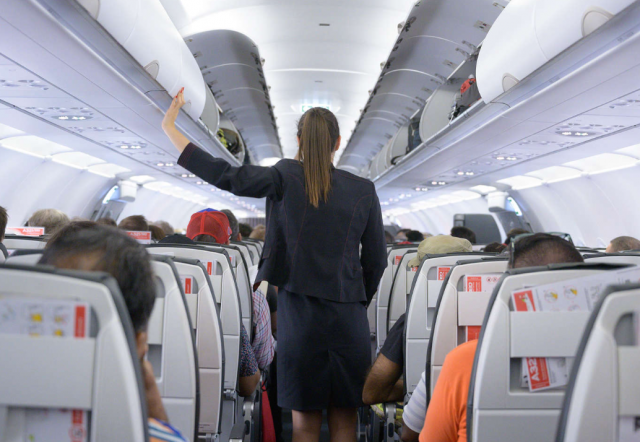 Авиакомпания Jet2 пожизненно заблокировала пассажира за домогательства на борту