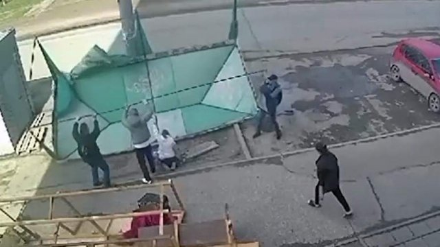 Женщину в Омске покалечила улетевшая в воздух торговая палатка