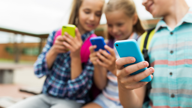 Макрон выдвинул распоряжение об ограничении использования смартфонов для несовершеннолетних