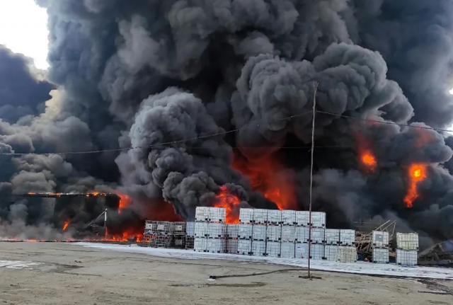 Крупный пожар разгорелся на складе прессованного картона в Калининградской области