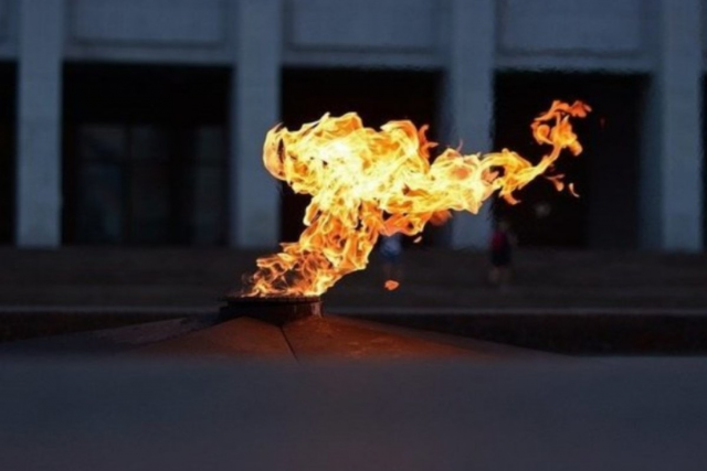 Неизвестная женщина в Биробиджане осквернила вечный огонь
