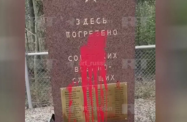 Памятник советским воинам в Финляндии осквернили, облив краской