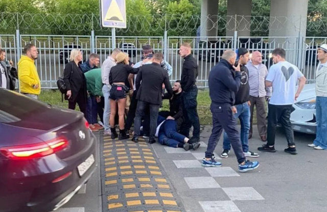 Водитель такси в Москве выстрелил в ногу пожилому мужчине