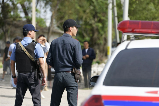 Иностранные посольства призывают своих граждан в Бишкеке не покидать дома после беспорядков
