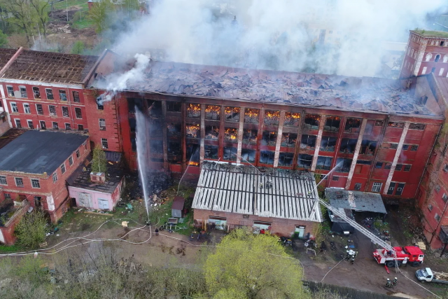 Возгорание зафиксировано на кровле швейной фабрики в Подмосковье
