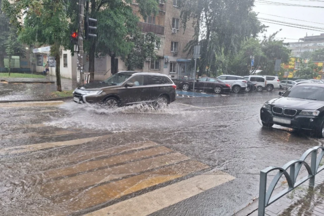 Сильные дожди затопили 13 районов Ростова-на-Дону