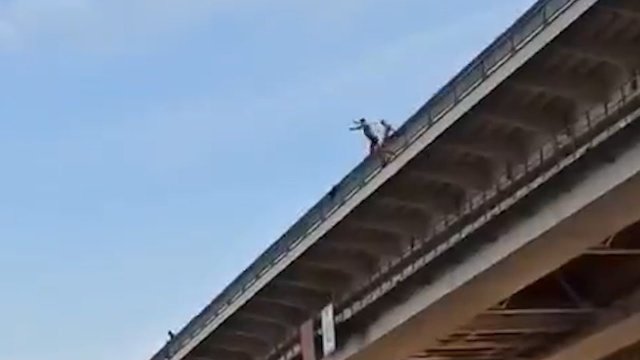 Мужчина прыгнул с Крымского моста на лодку в Москве
