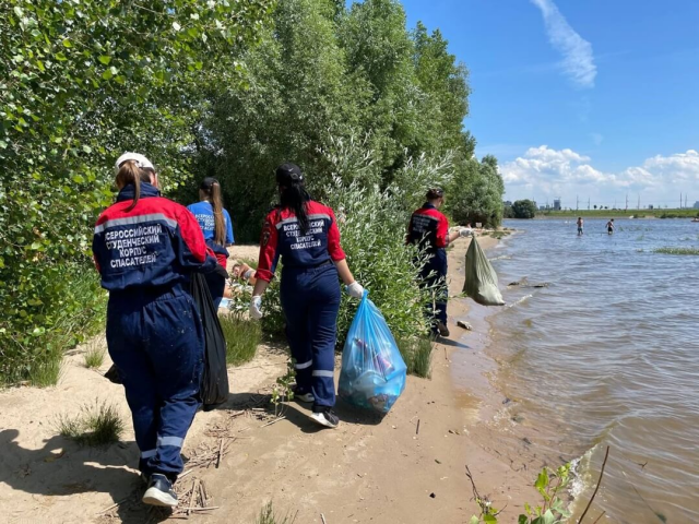 Российские волонтеры убрали с пляжа Казани сотни килограммов мусора