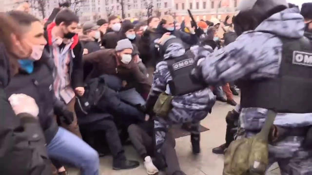 Жители Сызрани митингуют против бездействия полиции в отношении насилия со стороны цыган