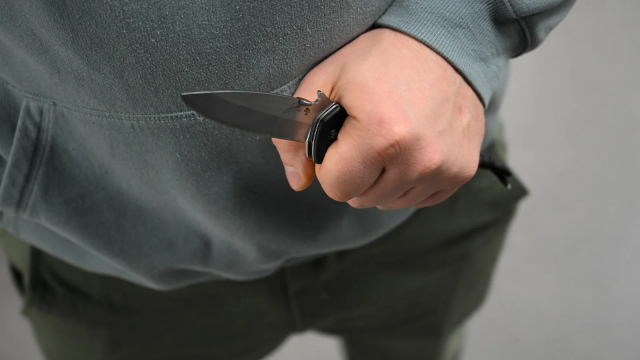 В Москве мужчина напал с ножом на посетителя бара