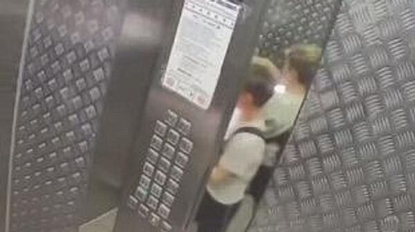 В Краснодаре ребёнок сломал лифт, помочившись на кнопки