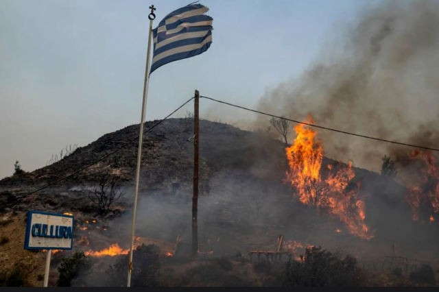 Граждан Казахстана в Греции признали виновными в поджоге острова