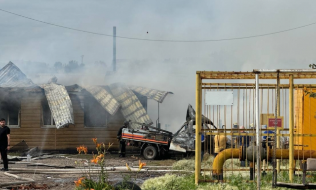 Мощный пожар разгорелся в частном секторе Омска