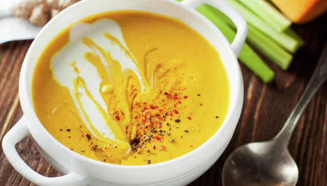 Диетолог рассказал, почему холодные супы могут быть вредны и кому противопоказаны