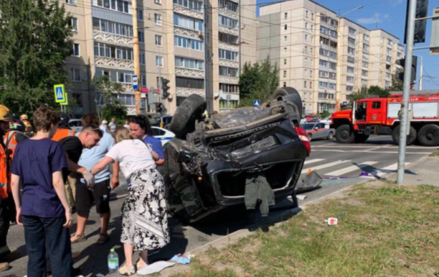 В Петрозаводске автомобиль врезался в автобусную остановку, пострадали пассажиры