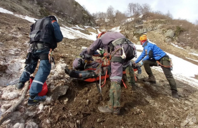 Турист на Алтае ждал спасения более суток после падения со скалы