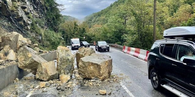 Двое российских туристов получили ранения в результате камнепада в Турции