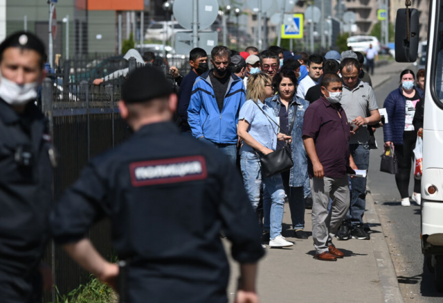 Полиция выявила 120 нелегалов на складе в Московской области