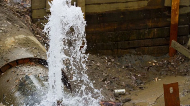 В Геленджике из-за прорыва магистрального водопровода ограничено водоснабжение.