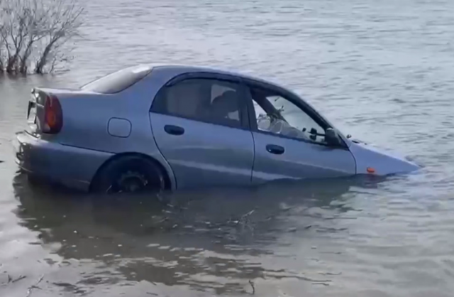 Двое погибли после того, как автомобиль затонул в воде в Крыму